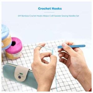 Pu&ograve; includere: Un set di uncinetti blu in una custodia con cerniera blu e marrone. Gli uncinetti vengono utilizzati per lavorare a uncinetto con filo blu. Il testo "DIY Bamboo Crochet Hooks Weave Craft Sweater Sewing Needles Set" &egrave; visibile nella parte superiore dell'immagine.