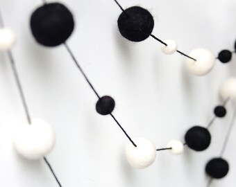 Black and White Felt Ball Garland. Kids decor. Nursery Decor. Boys Room Decor. Kids Room. Pom Poms Garland. Home Decor. Monochrome