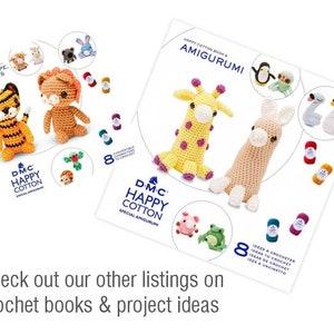 Pu&ograve; includere: Due libri di uncinetto con filati colorati e motivi di animali amigurumi. I libri sono intitolati "Happy Cotton Book" e presentano 8 idee per progetti di uncinetto.