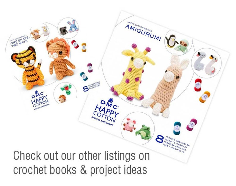 Pu&ograve; includere: Due libri di uncinetto con filati colorati e motivi di animali amigurumi. I libri sono intitolati "Happy Cotton Book" e presentano 8 idee per progetti di uncinetto.