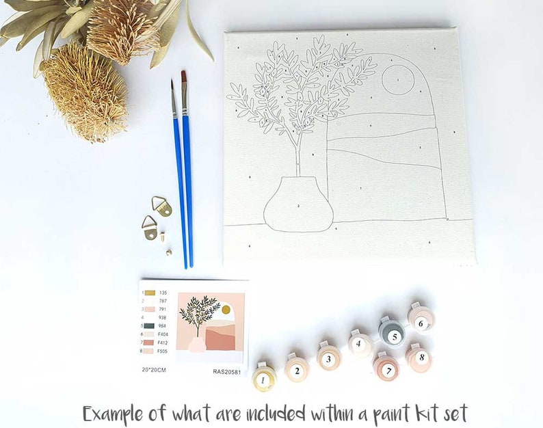 Puede incluir: Un kit de pintura por n&uacute;meros con un lienzo preimpreso que presenta un jarr&oacute;n con una planta, una luna y un paisaje. El kit incluye ocho botes de pintura, dos pinceles y dos ganchos para colgar. El lienzo mide 20x20cm.