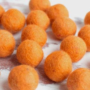 Oranje vilten pom-poms x 20. 2,5 cm. Wol. Kleurrijke kralen. 25 mm. Bulk. Feestdecoratie.
