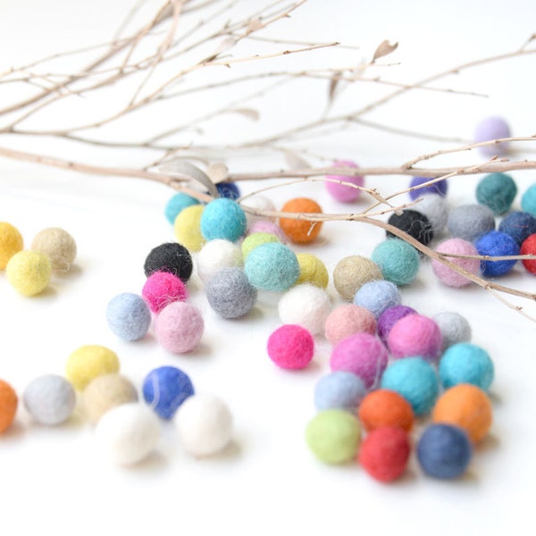 Filz-Pom-Poms X50 gemischt. 1cm bis 1,5 cm. Multicolor. Wolle. Bunte Perlen. Masse. Dekor. Dekoration. DIY