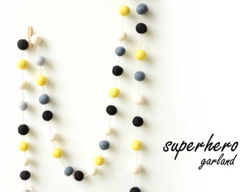 Supereroe sentivo palla Garland. Stanza dei ragazzi. 50 feltro pom-poms 3 metri. Kids Room Decor. Giallo. grigio. Nero.  Oggettistica per la casa. Partito Decor.