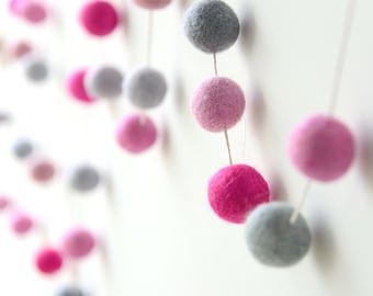 Palla di feltro rosa Garland. Nursery Decor. Pom-Poms di feltro. Decorazioni di nozze. Ragazze. Kids Room Decor. Oggettistica per la casa.