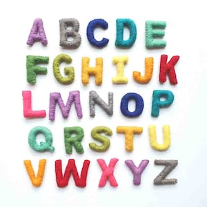 アルファベットのおもちゃ。ABCおもちゃAからZ。知育玩具。フェルト文字。幼児向けギフト。手作り玩具。スペルを学ぶモンテッソーリ家庭学習大文字