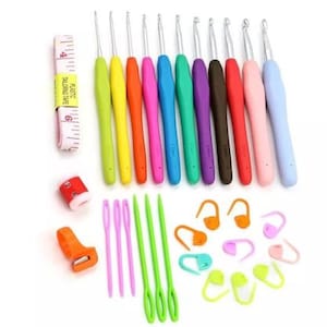 Pu&ograve; includere: Un set di 12 uncinetti colorati, un metro a nastro e marcatori di punti. Gli uncinetti sono in plastica e hanno una variet&agrave; di dimensioni. I marcatori di punti sono in plastica e sono disponibili in una variet&agrave; di colori.