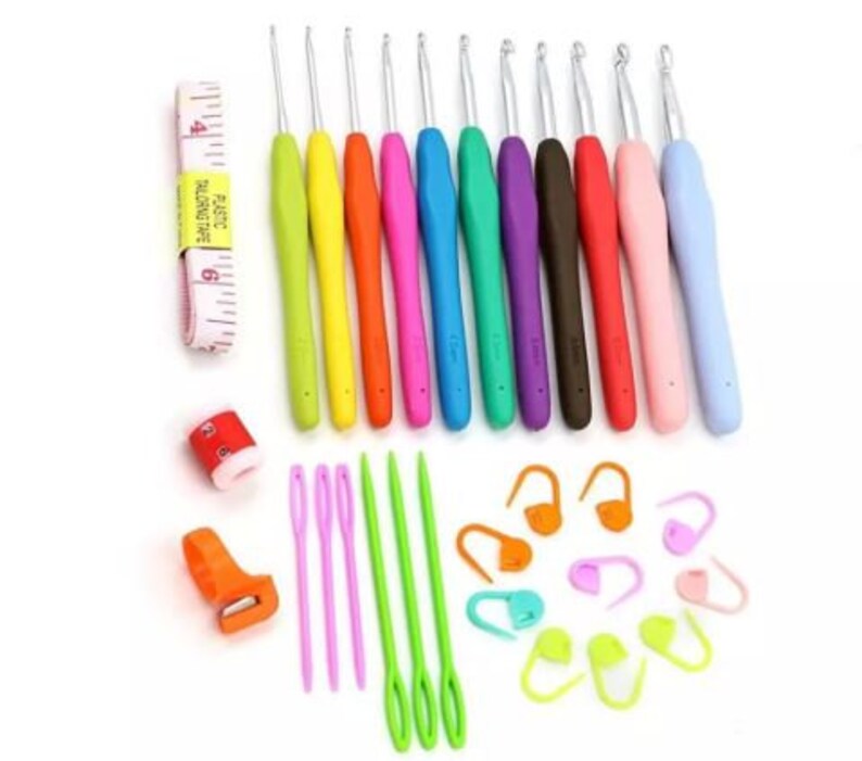 Pu&ograve; includere: Un set di 12 uncinetti colorati, un metro a nastro e marcatori di punti. Gli uncinetti sono in plastica e hanno una variet&agrave; di dimensioni. I marcatori di punti sono in plastica e sono disponibili in una variet&agrave; di colori.