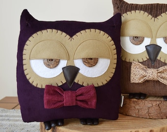 Cuscino gufo, cuscino viola, cuscino gufo, gufo peluche, regalo per lei, decorazione gufo, regalo gufo, gufo decorativo (prugna viola con papillon di bacche)