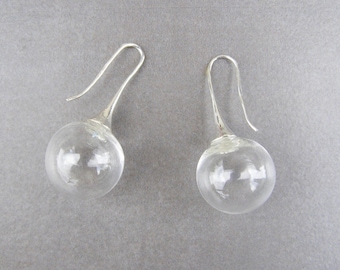 Handgjorda örhängen i klar Murano-glas med bubblar