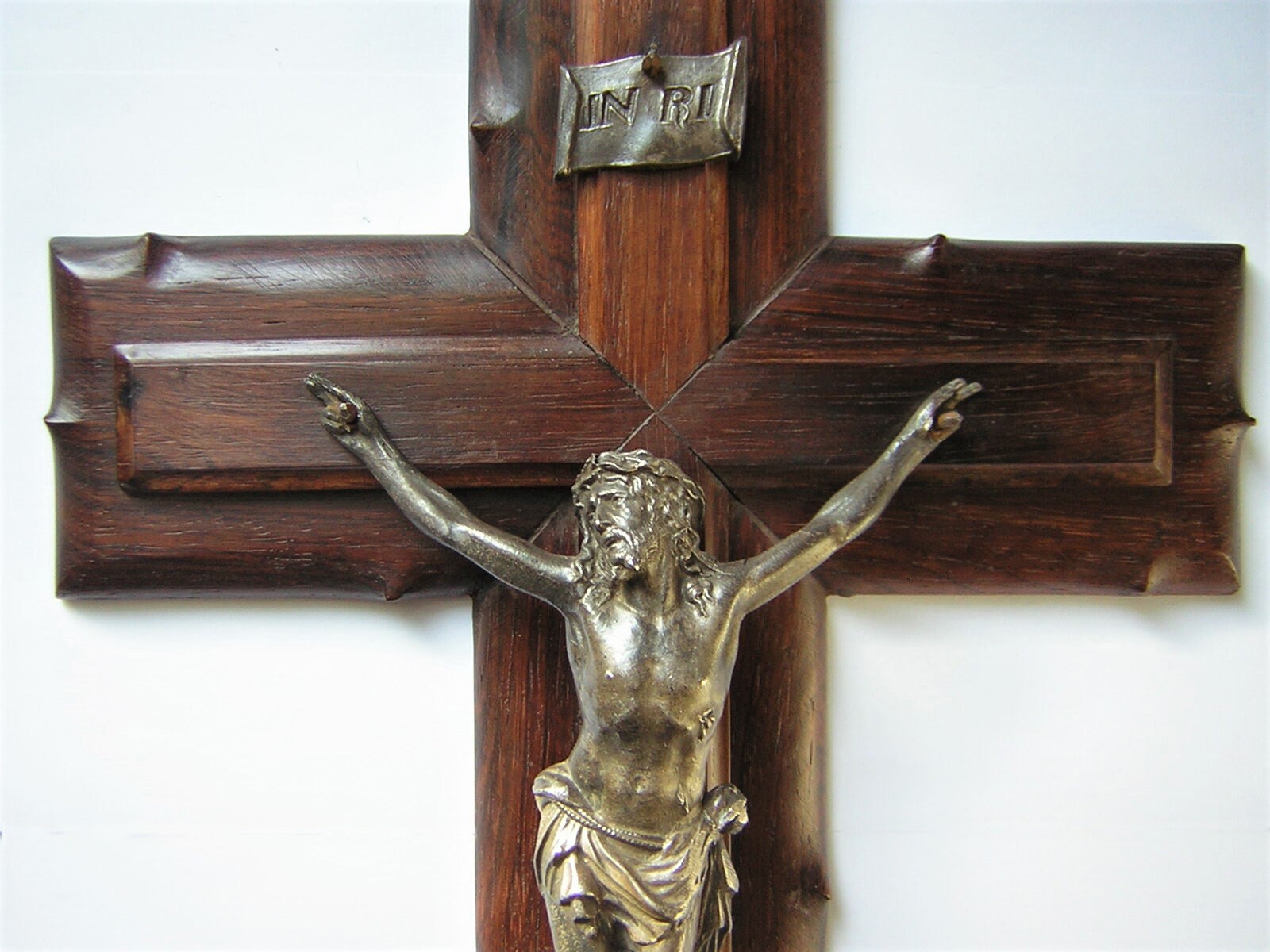 Grand Crucifix Ancien Mural, Beau Bois Massif Travaillé et Superbe Christ Expressif Couleur Argentée