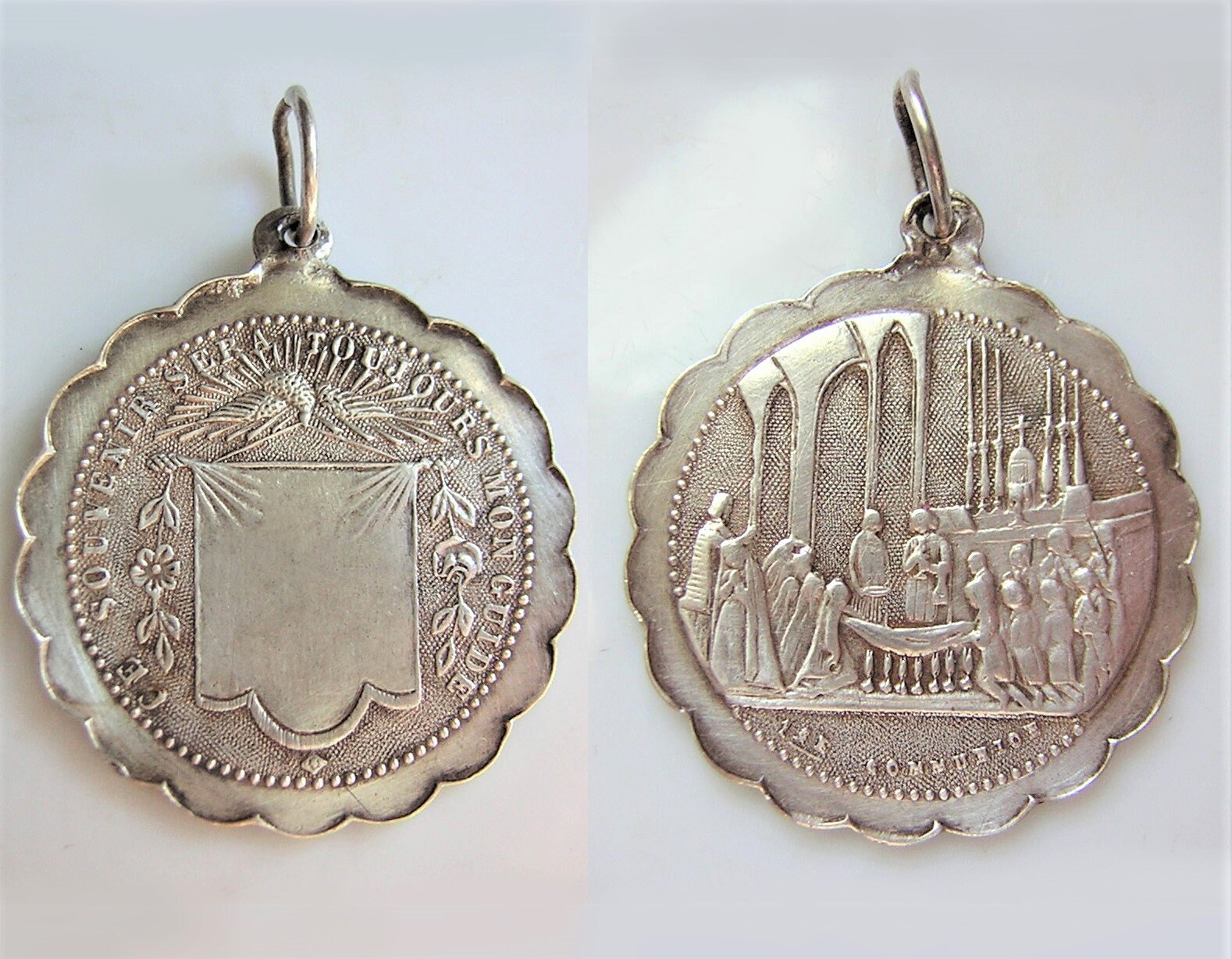 Belle Grande Médaille Ancienne de Communion en Argent, 2, 7 cm