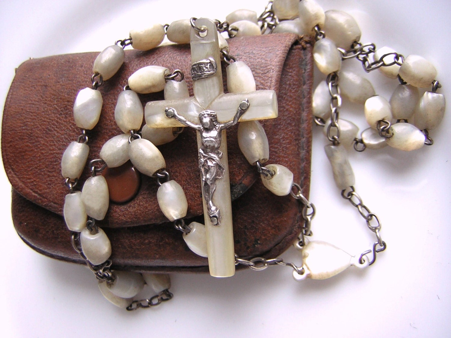 Chapelet Ancien Perles de Nacre, Médaille Centrale | Coeur et Croix en avec Étui Cuir, 50 cm