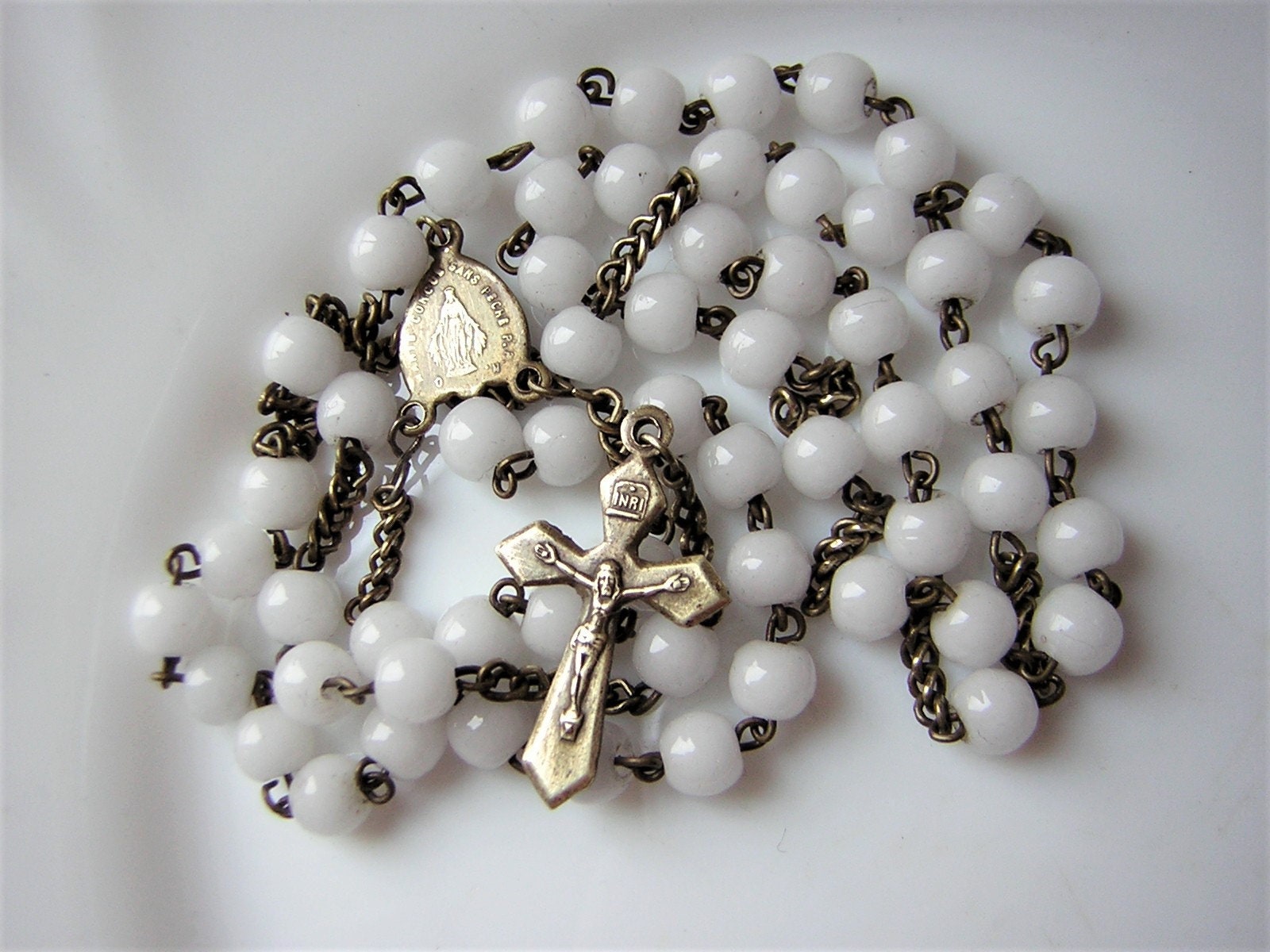 Chapelet Ancien, Perles Blanches Rondes Pâte de Verre, Médaille Vierge Miraculeuse, et Croix en Lait