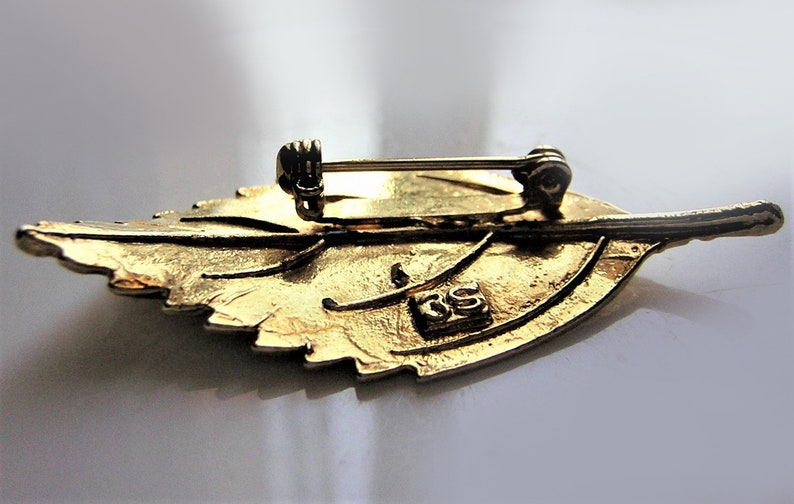 mint condition golden color leaf 2 good quality Fancy brooch
