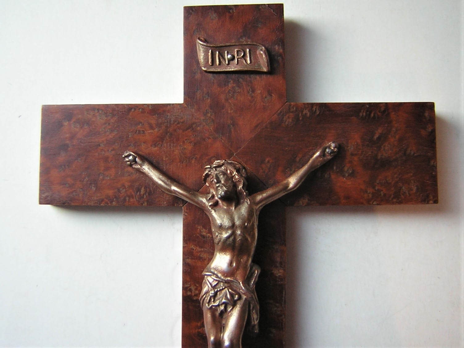 Petit Crucifix Ancien Mural, Bois Massif avec Beau Placage en Loupe d'orme, Christ Expressif, 23 cm