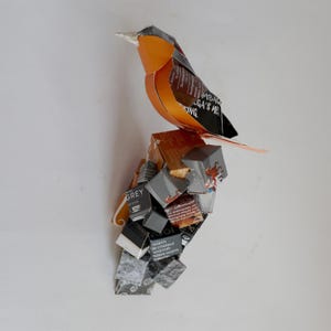 Vink muurvogel uit verpakkingskarton