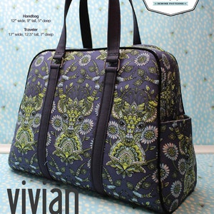 Op de afbeelding: Een naaipatroon voor een handtas en een grotere reistas genaamd "Vivian". Het patroon is van Swoon Sewing Patterns. De tas is gemaakt van een donkerblauwe stof met een bloemenprint in tinten groen en geel. De tas heeft zwarte handvatten en afwerking.