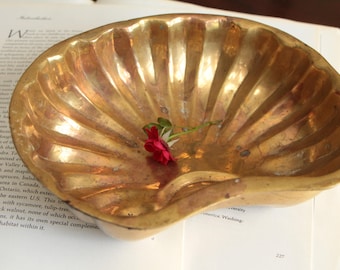Vintage brass clam shape bowl / vintage brass decor