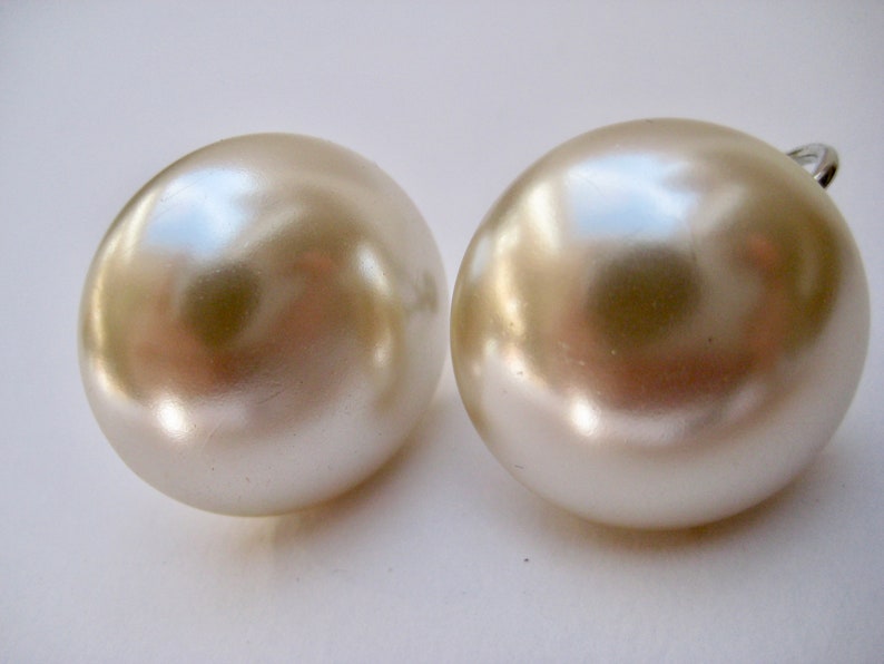 Vintage 1980s Plastic Imitation Pearl Screw Back Earrings