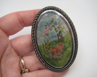 Broche floral vintage de la década de 1950 bordado a mano