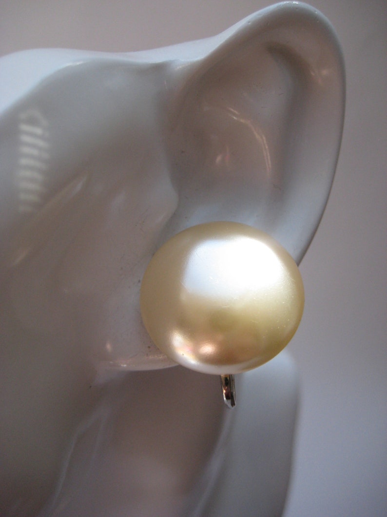 Vintage 1980s Plastic Imitation Pearl Screw Back Earrings
