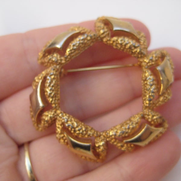 Vintage 1950s Goldtone Circle Brooch