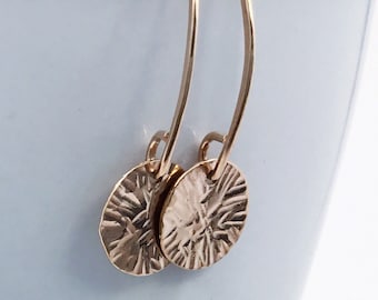 Pendientes colgantes de oro rosa laminado de 14k martillado, disco pequeño, Colección Monika