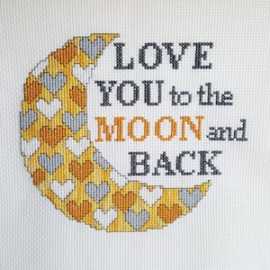 Puede incluir: Bordado de punto de cruz con una luna creciente amarilla con corazones blancos y grises, y el texto "LOVE YOU to the MOON and BACK" en negro.