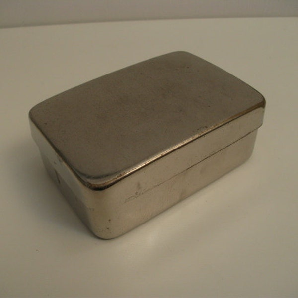 Vintage cromo cigarrillo caja tabaco tienda bolsa posiblemente militar emisi&oacute;n efectuada en industrial Inglaterra chic