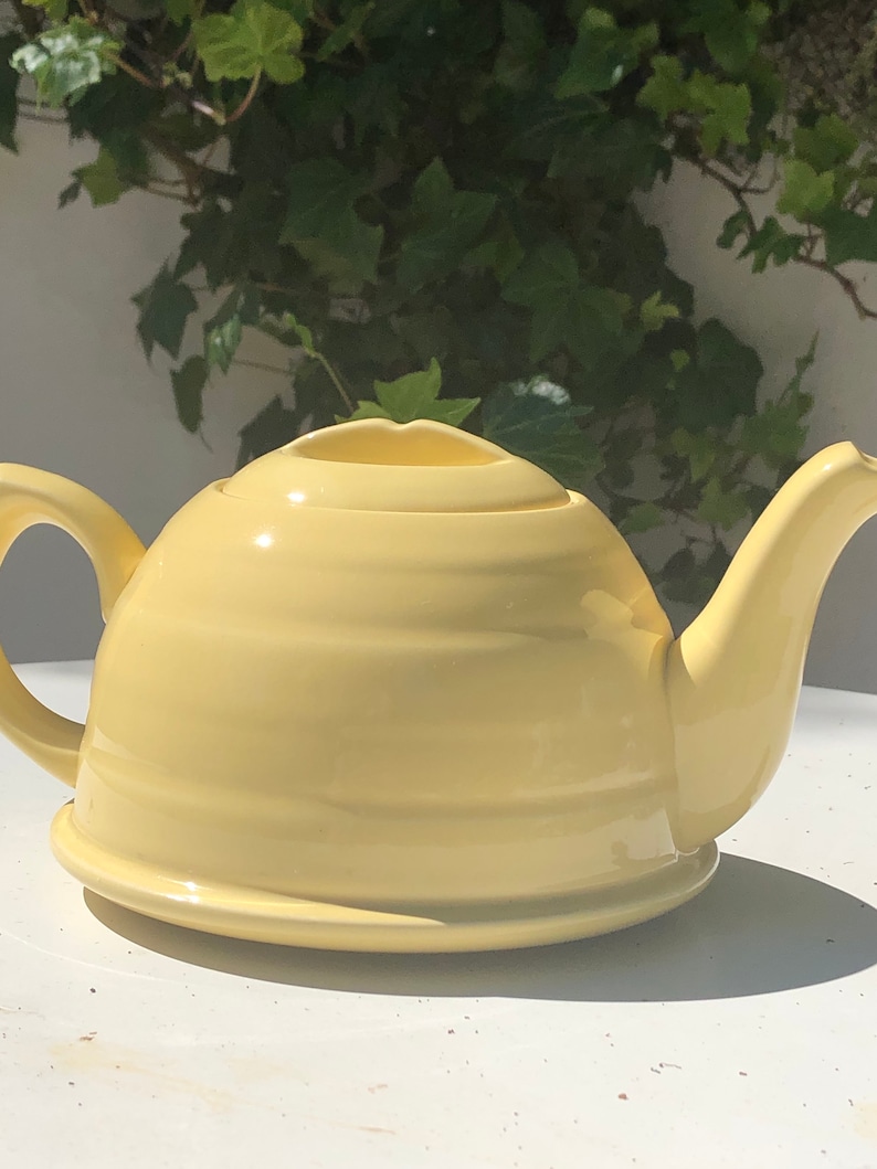 Vintage teapot tea pot 1930s Art Deco English pottery beehive style sunny yellow patented Depression era 1920s 1930s 04190150