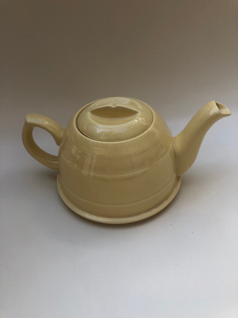 Vintage teapot tea pot 1930s Art Deco English pottery beehive style sunny yellow patented Depression era 1920s 1930s 04190150