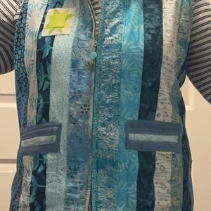 Gilet da donna trapuntato Stary con inserti patchwork, realizzato con materiali riciclati, un'opera d'arte indossabile.