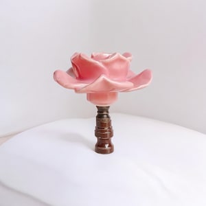 Einer von Rose Porzellan Lampenschirm Finial - Shade Topper - Passend für Standard-Harfengewinde.