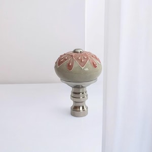 Eine von wunderschönen Porzellan Lampenschirm Finial - Shade Topper - 2 &quot;hoch - Fit Standard Harfe Threads