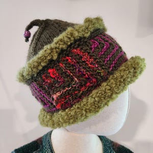 Czapka dzianinowa z ozdobną końcówką: zdobiony toczek z koralikami