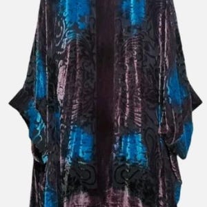 Peut inclure: Un kimono en velours violet foncé avec un motif floral et des touches de bleu. Le vêtement ouvert sur le devant a des manches larges et une silhouette fluide. Le tissu est brillant et le motif est visible sur tout le kimono.