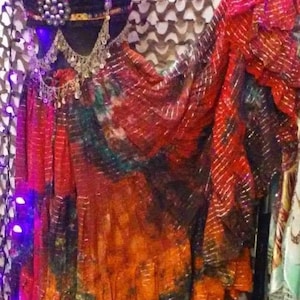 Roter Safran grüner und schwarzer Picasso Mucha TyeDyed Vintage Style ArtDeco Boho DeLuxe 25 Yard Lurex Rock