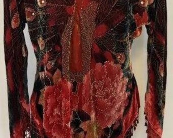 Blusa de lujo bohemia con diseño Art Deco de terciopelo vintage rojo burdeos y cuentas de pavo real