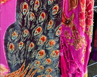 Très rare plumeau paon en velours rose FUSHIA peint à la main de perles : Robe en soie bohème art déco Kimono OOAK Duster