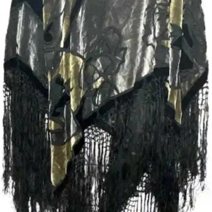 Peut inclure: Poncho en velours noir et or avec des franges. Le poncho présente un motif géométrique et est fait d'un tissu doux et luxueux.