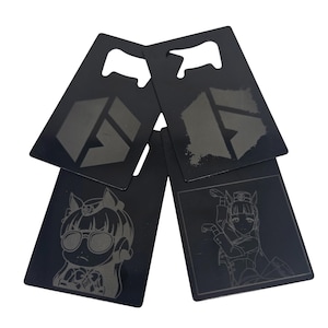 Puede incluir: Cuatro abridores de botellas de metal negro. Dos abridores presentan un diseño geométrico, mientras que los otros dos tienen ilustraciones de personajes de estilo anime. Cada abridor tiene un abridor de botellas en la parte superior.