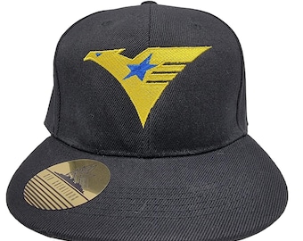 Könnte beinhalten: Schwarze, passformgerechte Baseballkappe mit einem gestickten Logo in Gelb und Blau, das einen Vogel mit einem Stern auf der Brust zeigt.