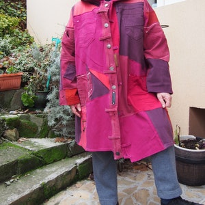Cappotto in denim rosso unico con toppe, mantello in denim strappato, cappotto in jeans patchwork Nara DP051