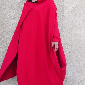 Cárdigan maxi rojo, cárdigan con capucha, abrigo de algodón rojo, sudadera con capucha maxi para mujer, sudadera con capucha deconstruida, abrigo asimétrico, chaqueta kimono, Nara GIL032 imagen 4