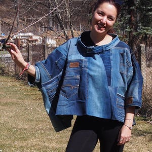 Puede incluir: Chaqueta vaquera patchwork en varios tonos de azul. La chaqueta presenta bolsillos y detalles de vaqueros reciclados. El cuello es un diseño ancho y plegado. Las mangas son cortas y anchas. La chaqueta se lleva al aire libre.