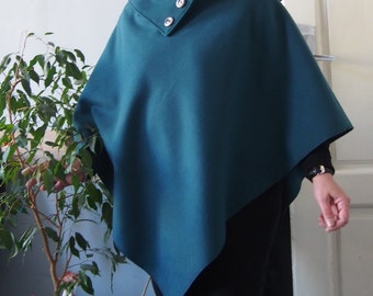 Elegante poncho in cashmere con bottoni, collo asimmetrico e Nara PCH004