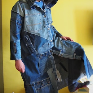 Cappotto da uomo in denim unico con toppe, mantello in denim strappato, cappotto in jeans patchwork Nara DP064