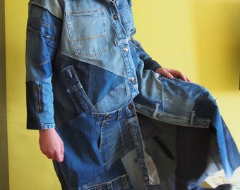 Casaco jeans patchwork com capuz: capa jeans reciclada, detalhes rasgados