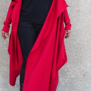 Cárdigan maxi rojo, cárdigan con capucha, abrigo de algodón rojo, sudadera con capucha maxi para mujer, sudadera con capucha deconstruida, abrigo asimétrico, chaqueta kimono, Nara GIL032 imagen 2
